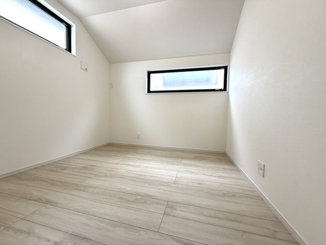 越谷市大泊１期2号棟FIT-ACE　新築戸建の洋室|天井が高く開放感あふれる洋室スペース。実際の面積以上の広がりを感じられる気持ちの良いお部屋です。