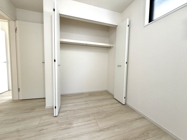 越谷市大泊１期2号棟FIT-ACE　新築戸建の収納|シーズンオフの家電やスーツケースも無理なく収まる奥行き。お部屋に余計な家具を置かずに済みます。