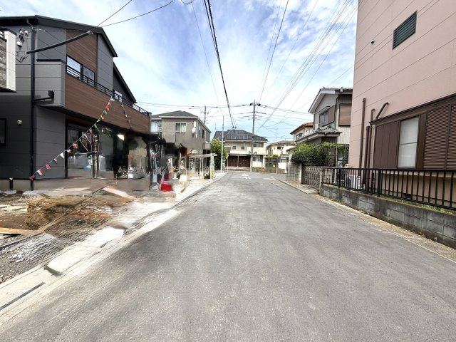 越谷市大泊１期2号棟FIT-ACE　新築戸建の前面道路含む現地写真|前面道路は交通量が少なく静かな環境。お子様やペットの移動も安心です。
