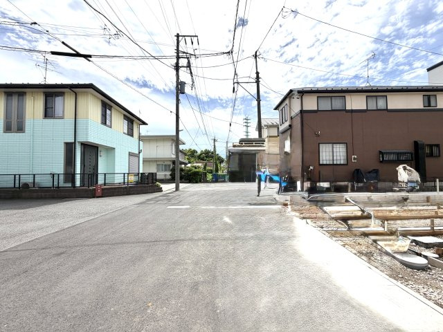 越谷市大泊１期2号棟FIT-ACE　新築戸建の前面道路含む現地写真|見通しが良く整備された前面道路。周辺は落ち着いた住宅街が広がっています。