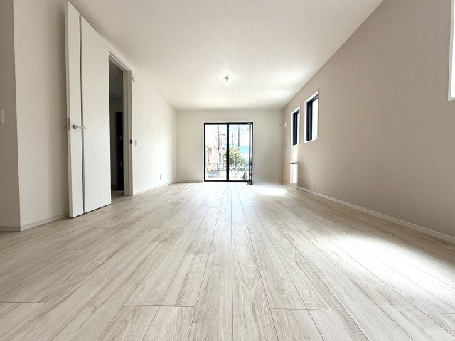 越谷市大泊１期2号棟FIT-ACE　新築戸建の居間・リビング|落ち着いた雰囲気の居心地の良いリビング。大きな窓から明るい光が広がる空間です。