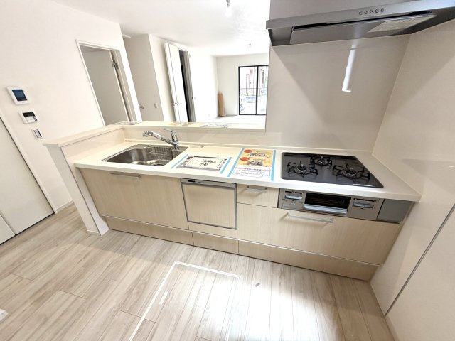 越谷市大泊１期2号棟FIT-ACE　新築戸建のキッチン|お手入れがしやすく清潔に保てるキッチン。収納棚も充実しており作業もスムーズです。