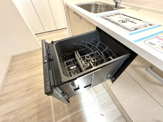 越谷市大泊１期2号棟FIT-ACE　新築戸建のキッチン|ビルトイン食洗器付きのキッチンです。洗い物の時間を短縮し、家族との時間を増やせます。
