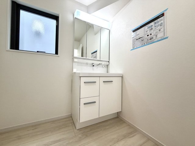 越谷市大泊１期2号棟FIT-ACE　新築戸建の独立洗面台|清潔感のあるデザインの洗面化粧台。細かなアメニティもすっきり整理できます。