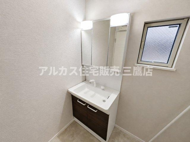 多摩湖線 一橋学園駅 17分 中古戸建 小平市鈴木町1丁目の独立洗面台|清潔感あふれる三面鏡付きの洗面化粧台。機能性と収納力を兼ね備えた快適な空間です。