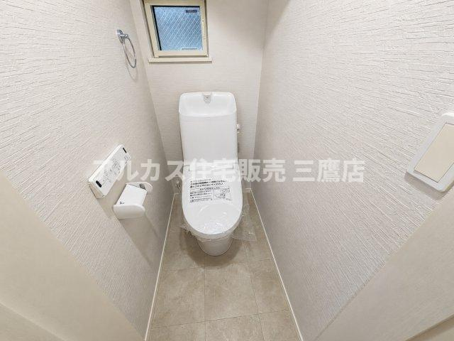 多摩湖線 一橋学園駅 17分 中古戸建 小平市鈴木町1丁目のトイレ|清潔感のある白を基調としたトイレ。温水洗浄便座やリモコン付きで快適に使えます。
