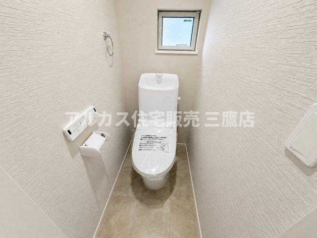 多摩湖線 一橋学園駅 17分 中古戸建 小平市鈴木町1丁目のトイレ|小窓からやわらかな光が入る清潔感のあるトイレ。小物を置けるスペースも備わっています。