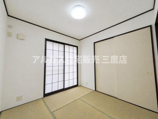 多摩湖線 一橋学園駅 17分 中古戸建 小平市鈴木町1丁目の和室|障子からやわらかな光が差し込む和室。心落ち着く癒やしの時間が流れます。