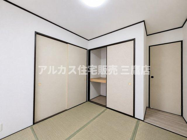 多摩湖線 一橋学園駅 17分 中古戸建 小平市鈴木町1丁目の和室|押し入れや収納スペースを備えた和室。お布団や季節の品もすっきりと片付きます。