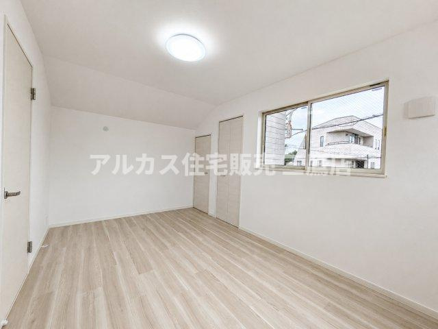 多摩湖線 一橋学園駅 17分 中古戸建 小平市鈴木町1丁目の洋室|2面採光で明るい洋室。飽きのこないシンプルなデザインで、お部屋作りを楽しめます。