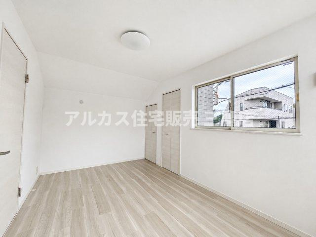 多摩湖線 一橋学園駅 17分 中古戸建 小平市鈴木町1丁目の洋室|明るい光が差し込む洋室。クローゼットを備えており、衣類や荷物をすっきりと収納できます。