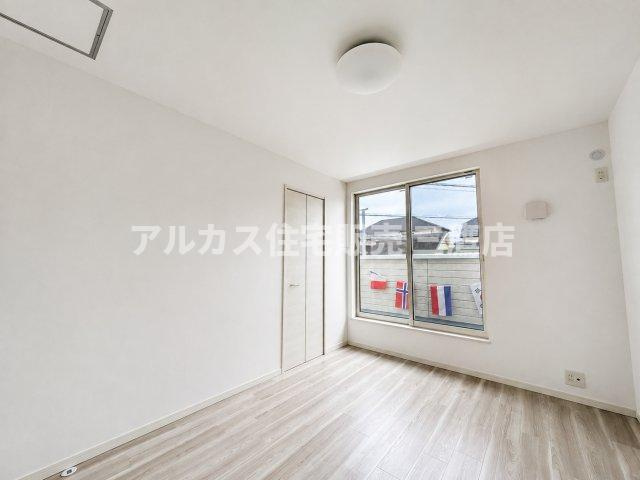 多摩湖線 一橋学園駅 17分 中古戸建 小平市鈴木町1丁目の洋室|バルコニーに面した明るい洋室。大きな窓から心地よい光と風を取り込めます。