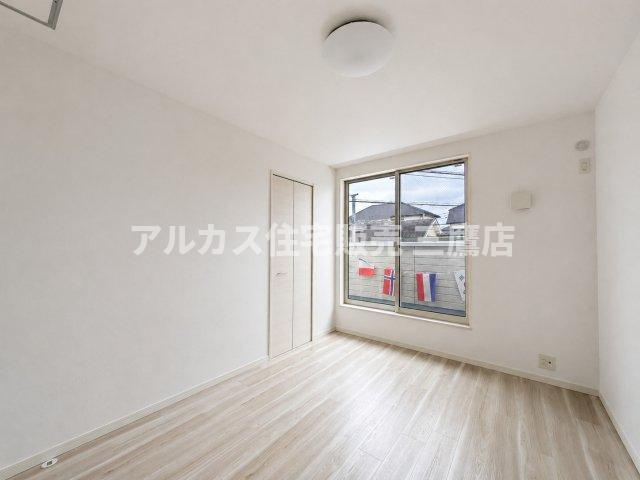 多摩湖線 一橋学園駅 17分 中古戸建 小平市鈴木町1丁目の洋室|陽光がたっぷりと差し込む洋室。爽やかな空間で快適な時間をお過ごしいただけます。