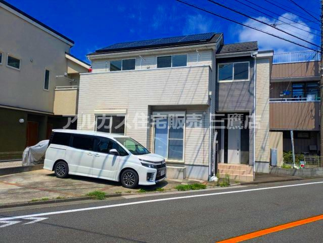 多摩湖線 一橋学園駅 17分 中古戸建 小平市鈴木町1丁目の設備|白とグレーのツートンカラーが洗練された印象を与える建物。陽当たり良好な住環境です。