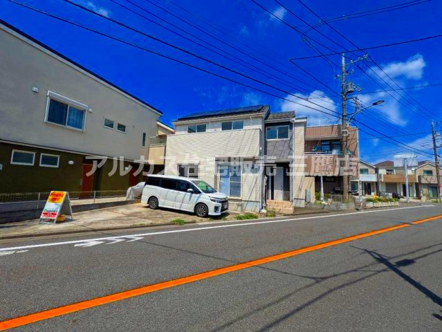 多摩湖線 一橋学園駅 17分 中古戸建 小平市鈴木町1丁目の前面道路含む現地写真|青空に映えるスタイリッシュな外観。前面道路は舗装されており、お車での出入りもスムーズです。