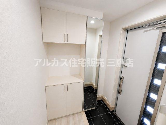 多摩湖線 一橋学園駅 17分 中古戸建 小平市鈴木町1丁目の玄関|鏡付きのシューズボックスを備えた明るい玄関。毎日の身だしなみチェックがスムーズに行えます。