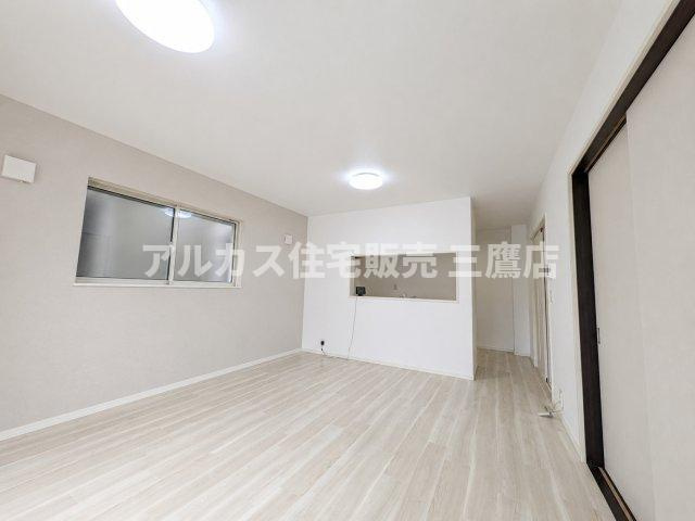 多摩湖線 一橋学園駅 17分 中古戸建 小平市鈴木町1丁目の居間・リビング|開放感あふれる広々としたリビング。対面式キッチンから家族の会話が広がります。