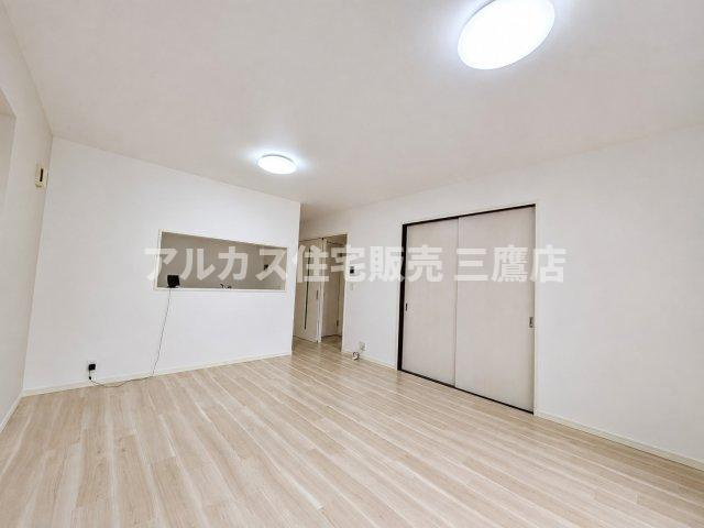 多摩湖線 一橋学園駅 17分 中古戸建 小平市鈴木町1丁目の居間・リビング|白を基調とした明るいリビングダイニング。温かみのある木目調フロアが心地よい空間を演出します。