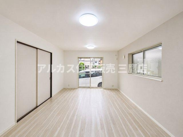 多摩湖線 一橋学園駅 17分 中古戸建 小平市鈴木町1丁目の居間・リビング|陽光がたっぷりと差し込む明るいLDK。大きな窓から外の光を取り入れ、開放感に満ちています。