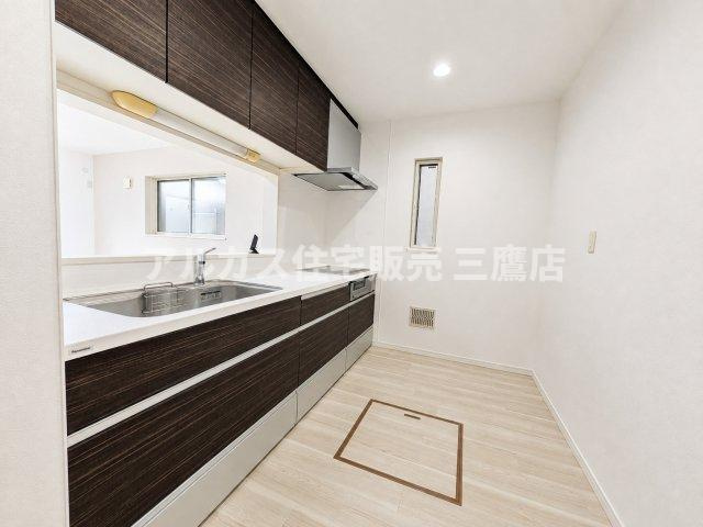多摩湖線 一橋学園駅 17分 中古戸建 小平市鈴木町1丁目のキッチン|シックな木目調パネルが引き立つシステムキッチン。お料理中も家族との会話が楽しめる対面型です。