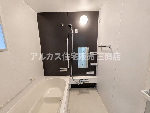 多摩湖線 一橋学園駅 17分 中古戸建 小平市鈴木町1丁目の浴室|スタイリッシュなアクセントパネルが印象的な浴室。一日の疲れをゆったり癒せる心地よい空間です。