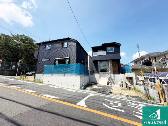 枚方市香里ケ丘8丁目　第8期　新築一戸建ての外観|周辺は落ち着いた街並みの住宅地！子育てがしやすい住環境です！まだ未完成ですが、現地でしかわからない事もございます。是非一度ご覧ください。