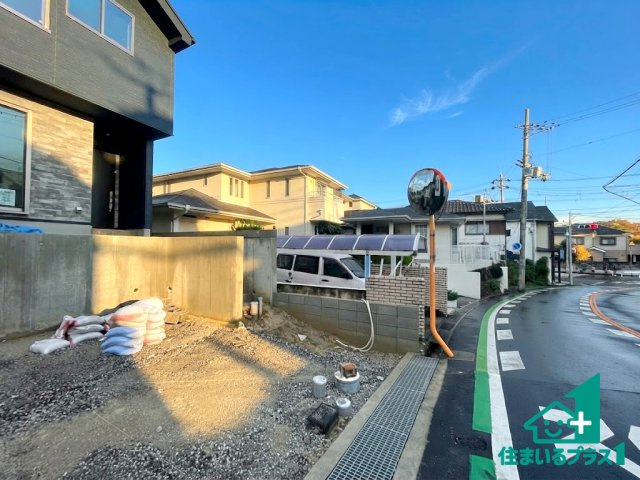 ■枚方市香里ケ丘8丁目　第8期　新築一戸建ての前面道路含む現地写真|周辺は閑静な住宅街！前面道路広々で車の出し入れも便利です。駐車が苦手な方でも安心して車庫入れできます！