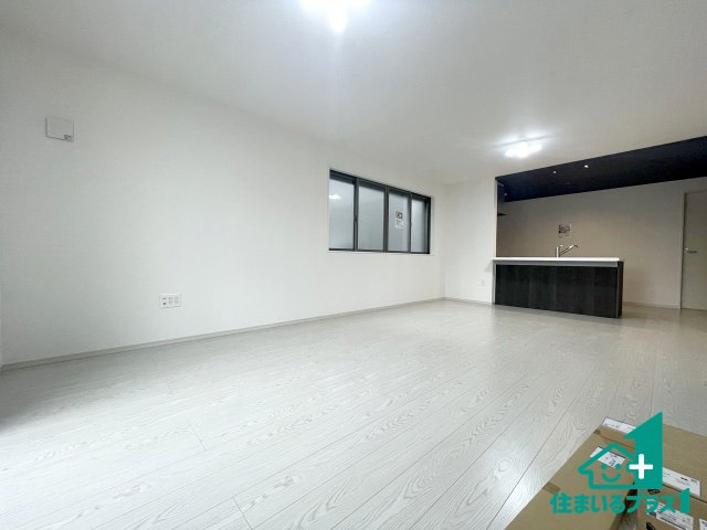■枚方市香里ケ丘8丁目　第8期　新築一戸建ての居間・リビング|日当たり良好の明るいリビングで朝の目覚めもスッキリできそう！対面キッチンでご家族のコミュニケーションも自然と増える設計！小さなお子様が遊ぶスペースを作っても広々とくつろげるLDK！
