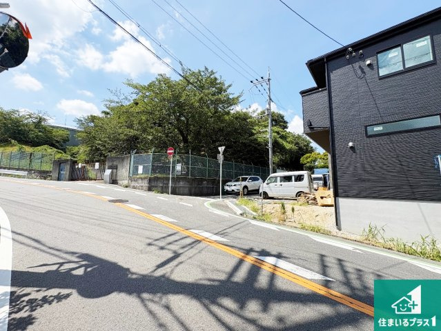 ■枚方市香里ケ丘8丁目　第8期　新築一戸建ての前面道路含む現地写真|周辺は落ち着いた街並みの住宅地！子育てがしやすい住環境です！まだ未完成ですが、現地でしかわからない事もございます。是非一度ご覧ください。