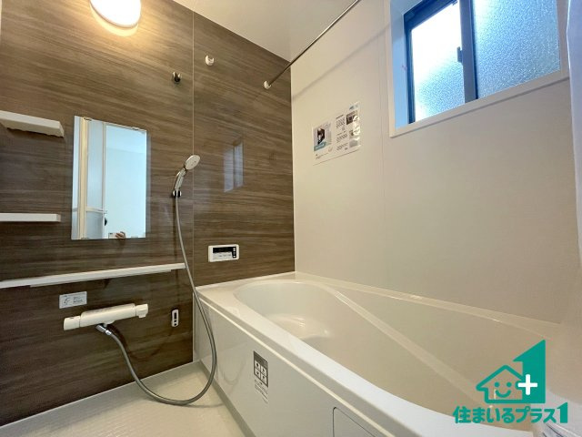 ■枚方市香里ケ丘8丁目　第8期　新築一戸建ての浴室|ゆったりと足を伸ばせる浴室は一日の疲れを癒してくれる大切な空間です。浴室乾燥機も設置しているので、雨の日の洗濯物も安心です♪