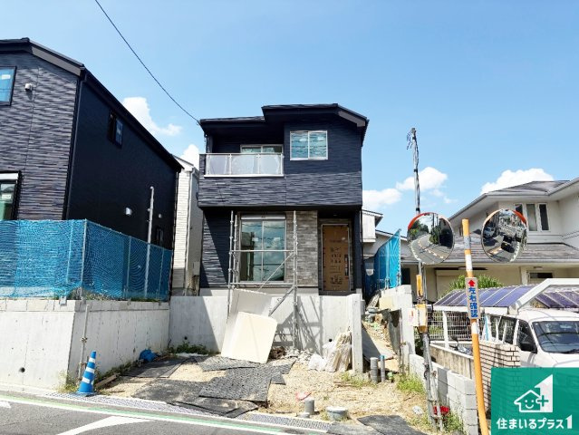 枚方市香里ケ丘8丁目　第8期　新築一戸建ての外観|周辺は落ち着いた街並みの住宅地！子育てがしやすい住環境です！まだ未完成ですが、現地でしかわからない事もございます。是非一度ご覧ください。