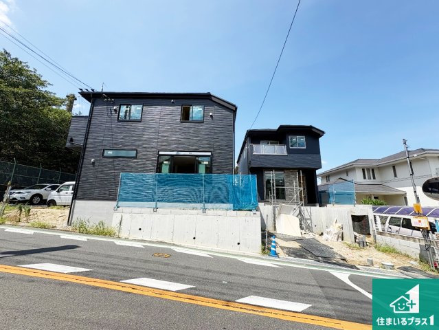 枚方市香里ケ丘8丁目　第8期　新築一戸建ての外観|周辺は落ち着いた街並みの住宅地！子育てがしやすい住環境です！まだ未完成ですが、現地でしかわからない事もございます。是非一度ご覧ください。