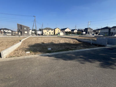 【前面道路含む現地写真】 | 【伊坂第1期　現地外観】
※令和8年10月時点