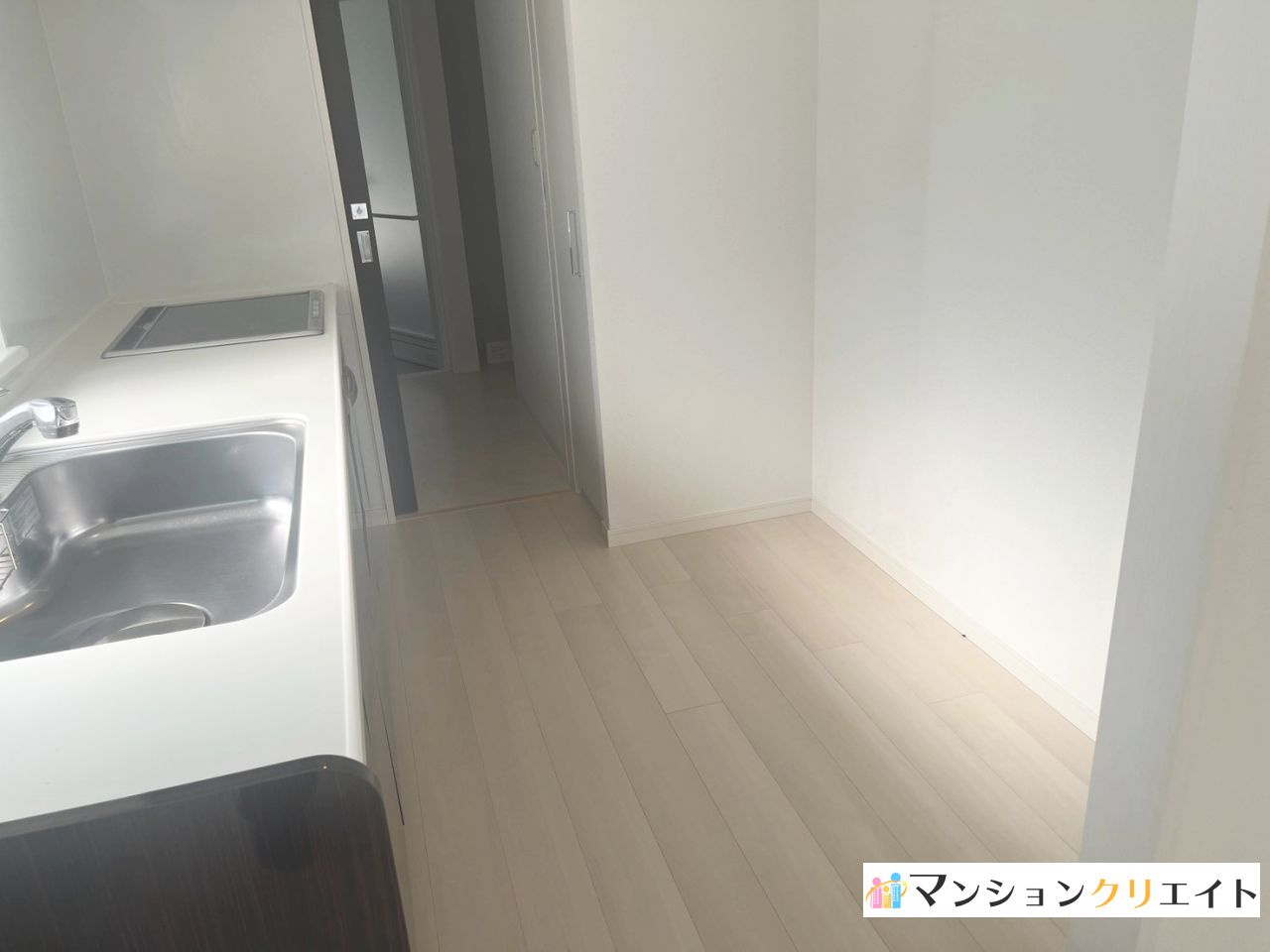 プレミスト大手さくら通りのキッチン|キッチン背面　　キッチン奥から洗面室へ抜けられます
