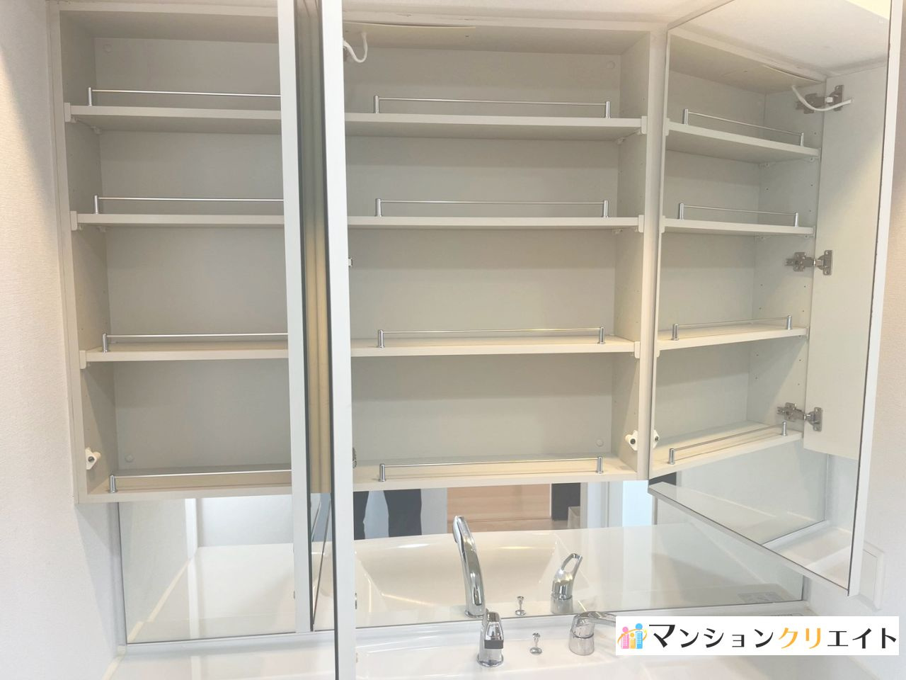 プレミスト大手さくら通りの収納|洗面台の三面鏡裏収納