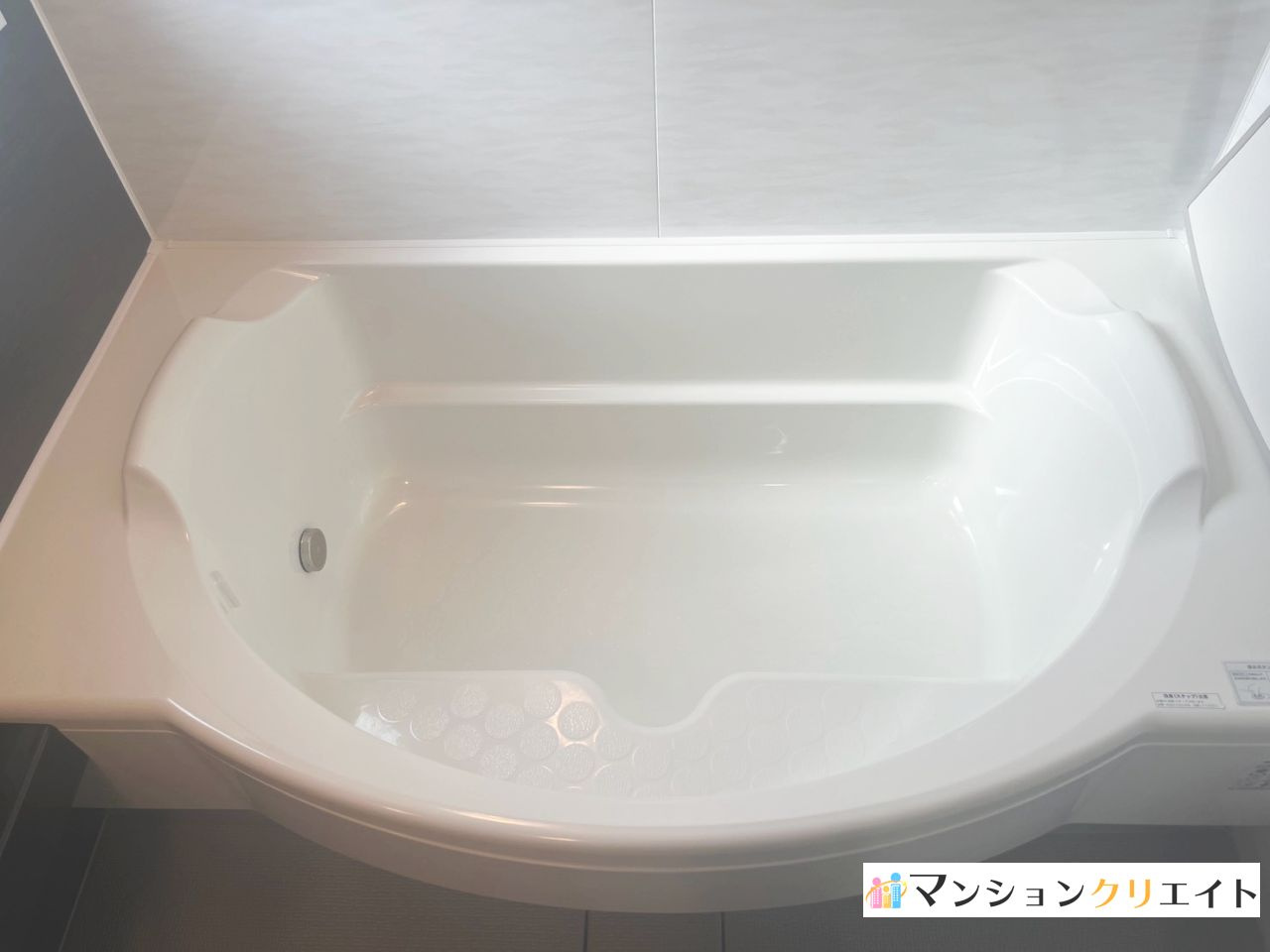 プレミスト大手さくら通りの浴室|D型のシステップ付き浴槽