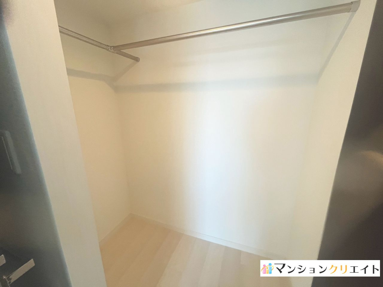 プレミスト大手さくら通りの収納|洋室8.8帖のウオークインクローゼット