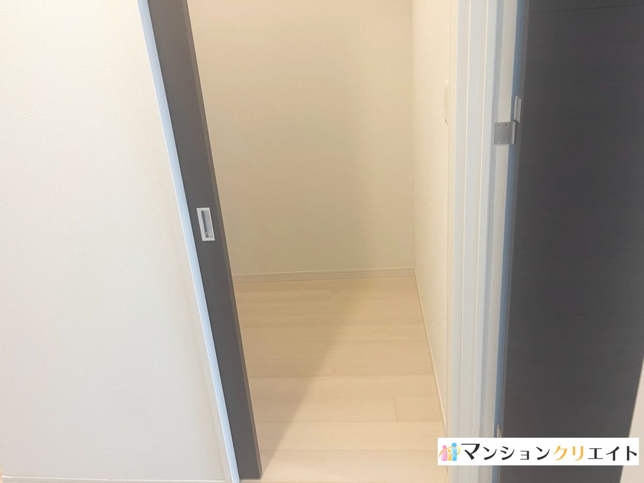 プレミスト大手さくら通りの収納|玄関横の納戸