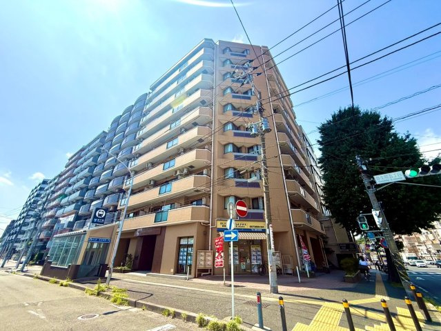 クリオ大通り公園参番館の外観|コンビニエンスストア、スーパー、ファミリーレストラン、レンタルショップ、銀行、小学校などが至近な他、目の前に駅入り口があり雨の日の通勤・通学にも大変便利です。