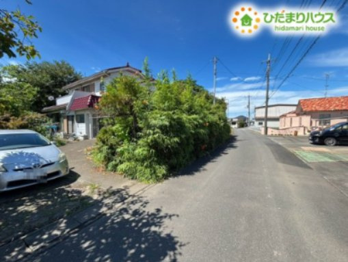 鴻巣市下谷　中古一戸建ての前面道路含む現地写真