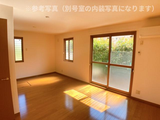 春日井市八事町２丁目のアパートの居間・リビング