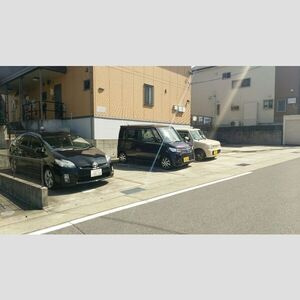 リヴィエールSの駐車場