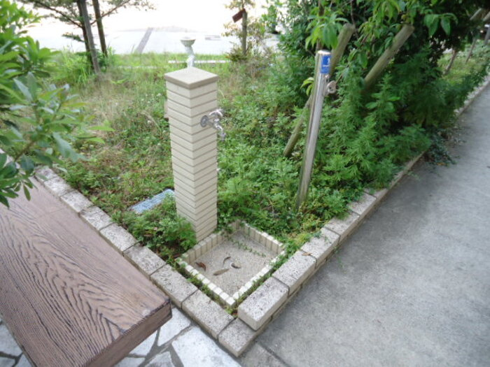 春日井市大手田酉町３丁目のアパートの庭
