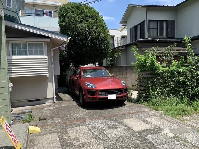 ブッシュクローバーの駐車場