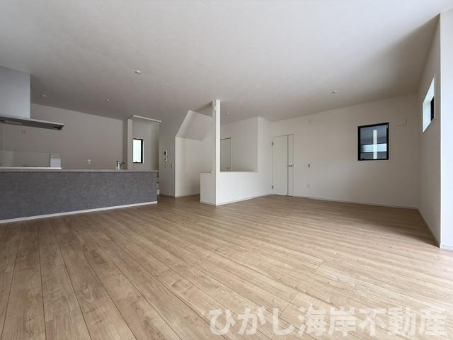 平塚市菫平　新築戸建の居間・リビング|24.6帖　LDK