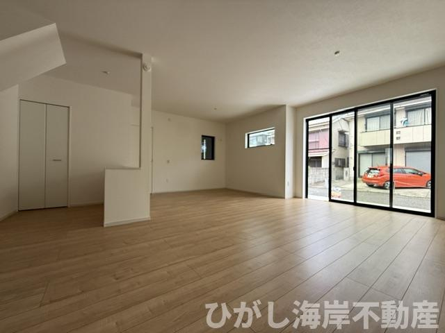 平塚市菫平　新築戸建の居間・リビング|24.6帖　LDK