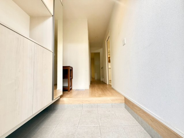 世田谷区喜多見3丁目　中古戸建の玄関|お出かけ前の身だしなみチェックに役立つ鏡と収納完備の玄関です。

現地ご見学希望・資料請求などお気軽にお問い合わせ下さい！
03-5990-5201