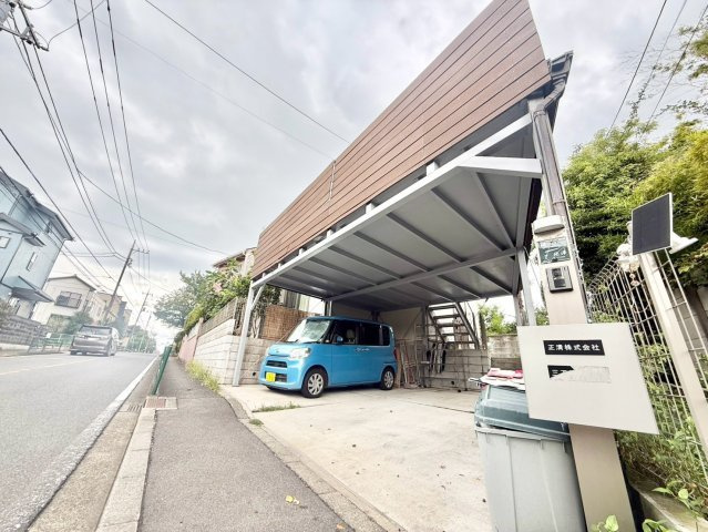 世田谷区喜多見3丁目　中古戸建の前面道路含む現地写真|カースペースは2台駐車可能！セカンドカーはもちろん、ゲストを招く際の駐車スペースとしても活躍。

現地ご見学希望・資料請求などお気軽にお問い合わせ下さい！
03-5990-5201