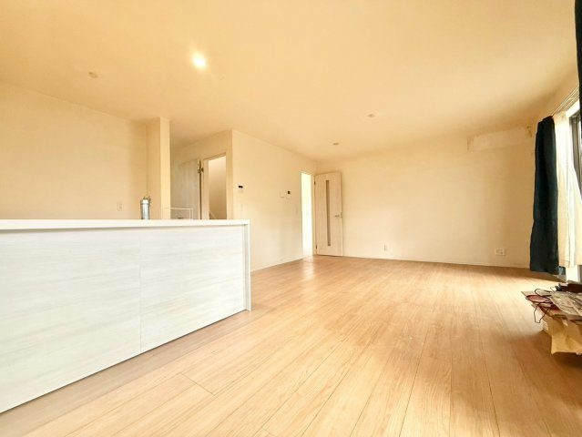 世田谷区喜多見3丁目　中古戸建の居間・リビング|のびやかに広がるリビングは、一年を通して爽やかな光と風に癒される家族のなごみ空間。

現地ご見学希望・資料請求などお気軽にお問い合わせ下さい！
03-5990-5201
