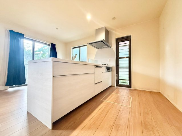 世田谷区喜多見3丁目　中古戸建のキッチン|お料理をしながらご家族の様子を見渡せる対面式キッチン。ビルトイン食洗機付きで家事の負担を軽減します。

現地ご見学希望・資料請求などお気軽にお問い合わせ下さい！
03-5990-5201